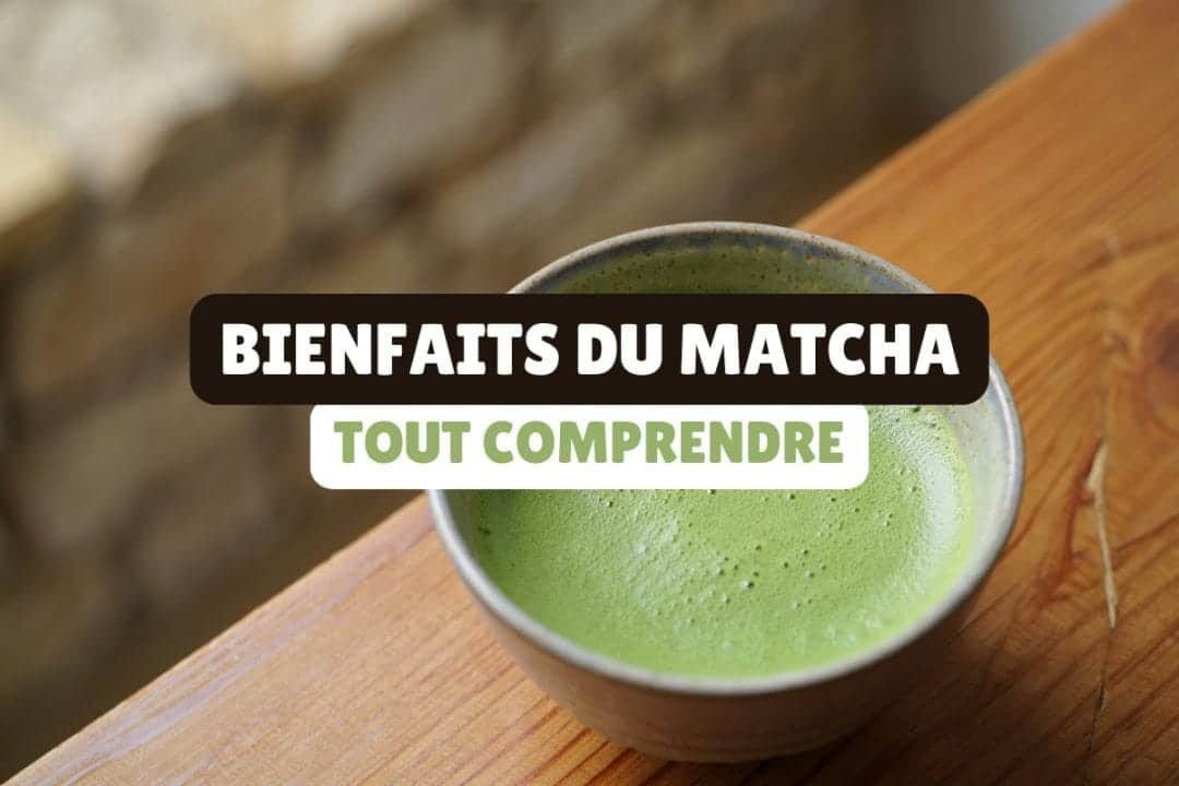 matcha dans une tasse posée sur une table