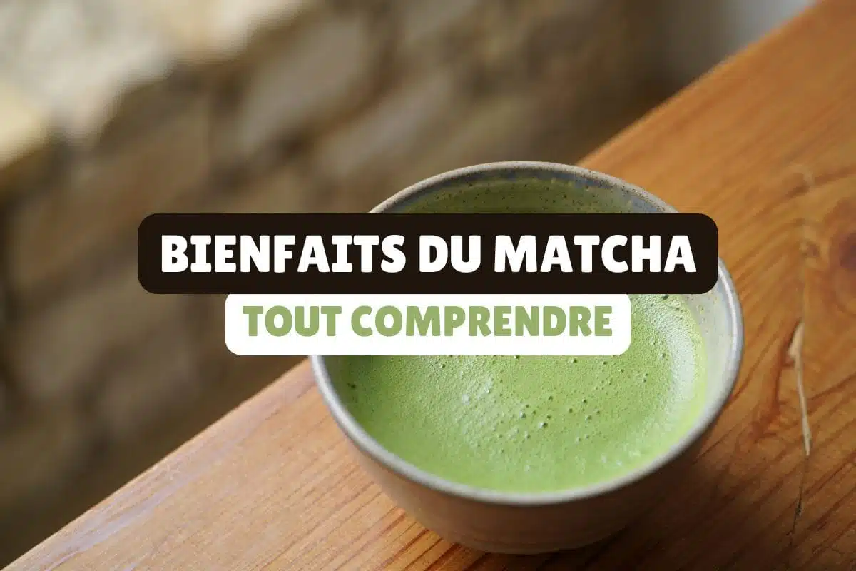 matcha dans une tasse posée sur une table