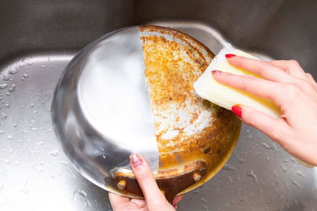 nettoyer le dos noirci des poêles