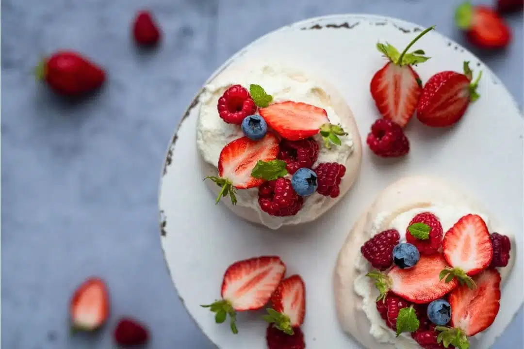 Pavlova d'été aux fraises de Dordogne