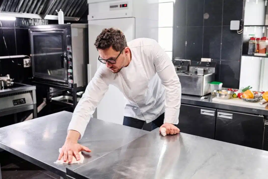 éliminer la graisse sur tous vos meubles de cuisine