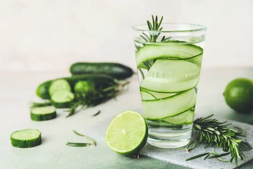 Infuser du concombre dans l’eau