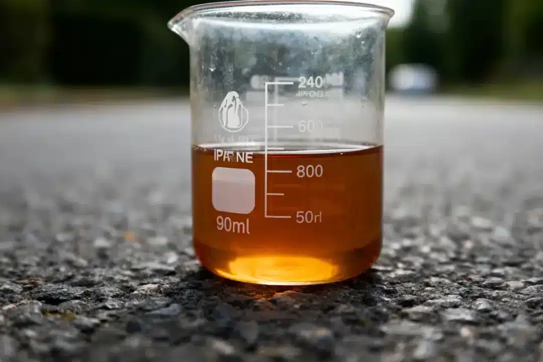Verre gradué sur route asphaltée référençant la conversion de 8 cl en ml