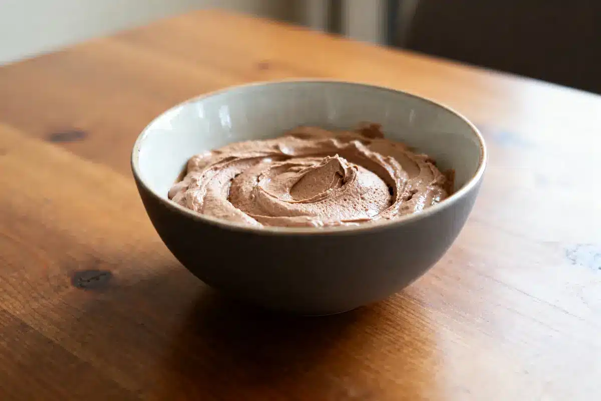 Bol de creme mascarpone Nutella onctueuse sur une table en bois