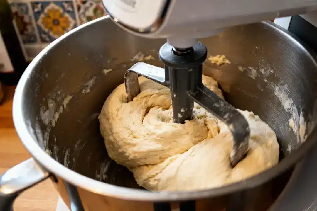 Pâte à pain au mode pétrin Thermomix dans un bol inox en cours de pétrissage