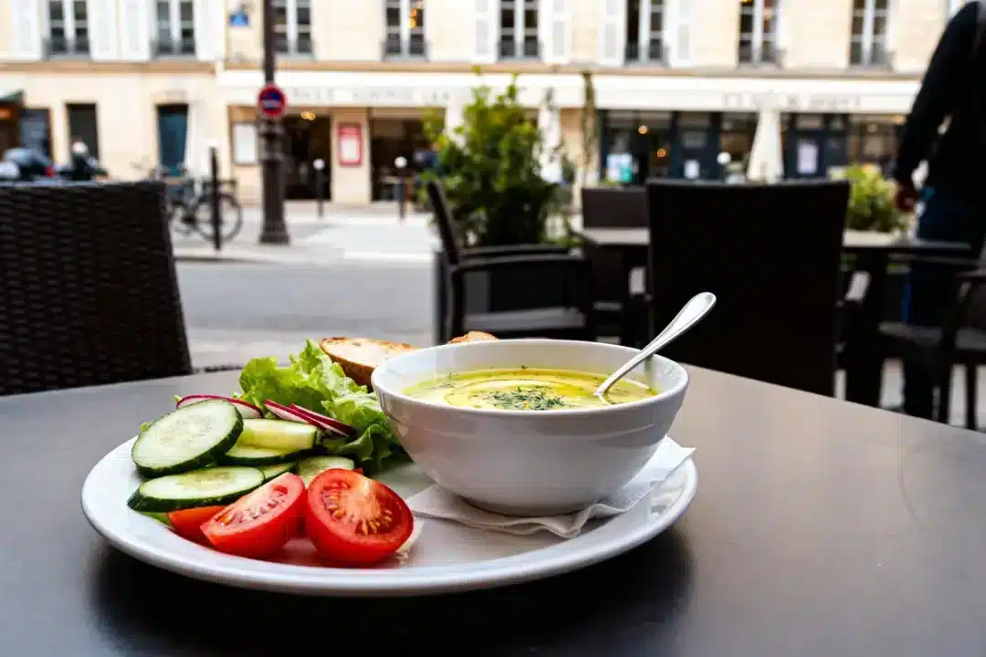 Assiette de soupe avec crudités en terrasse idéale pour une entrée avant un aïoli