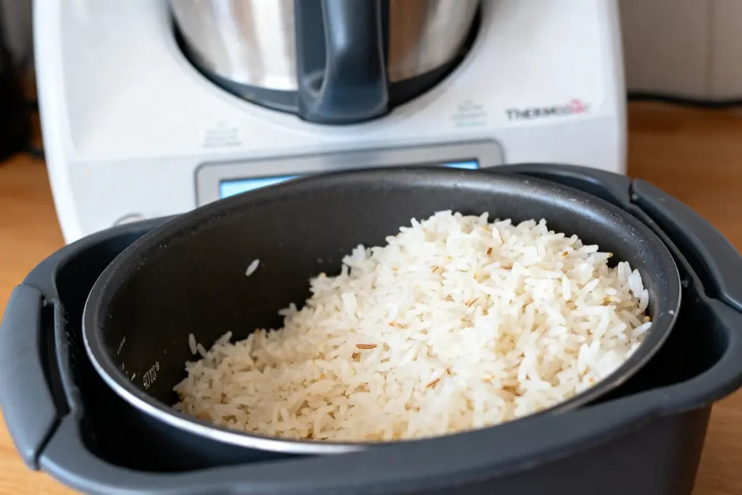 Bol de riz au Thermomix prêt à être servi en cuisine