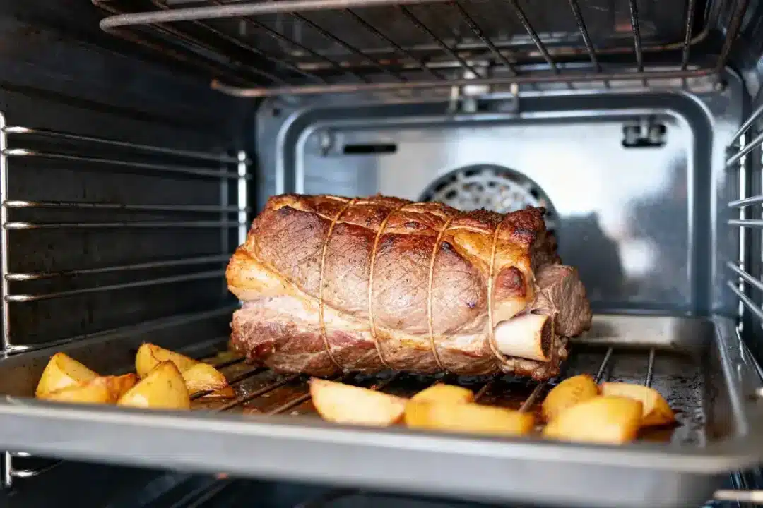 Rôti de veau au four avec pommes de terre illustrant le temps de cuisson optimal