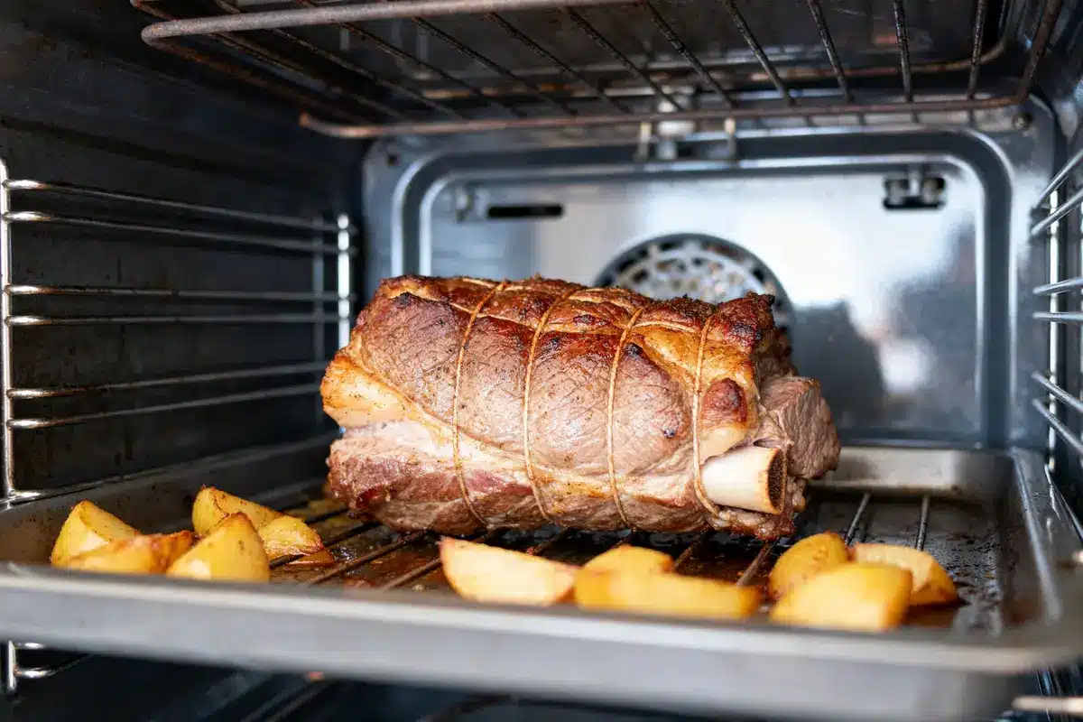 Rôti de veau au four avec pommes de terre illustrant le temps de cuisson optimal