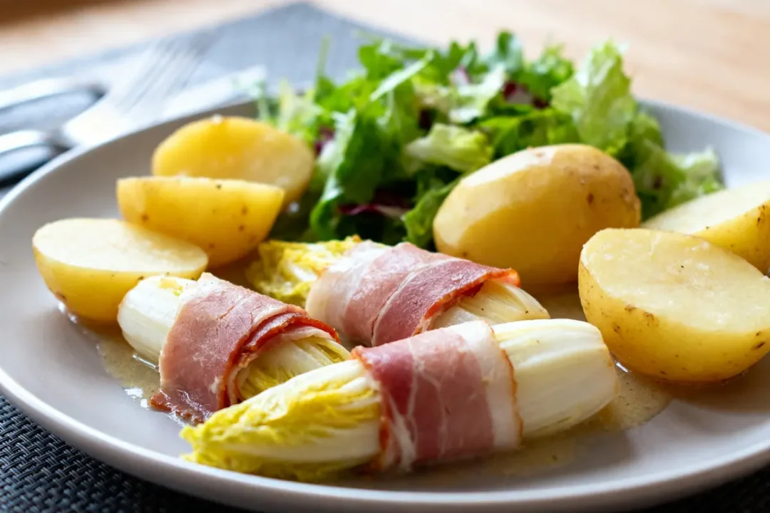 Assiette d'endives au jambon avec pommes de terre et salade, parfait accompagnement pour endives au jambon