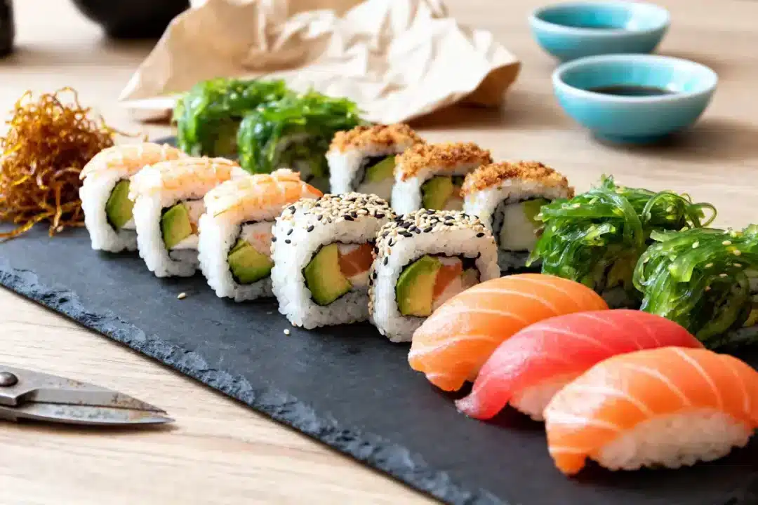 Assortiment de sushis colorés, information sur les calories des sushis à explorer