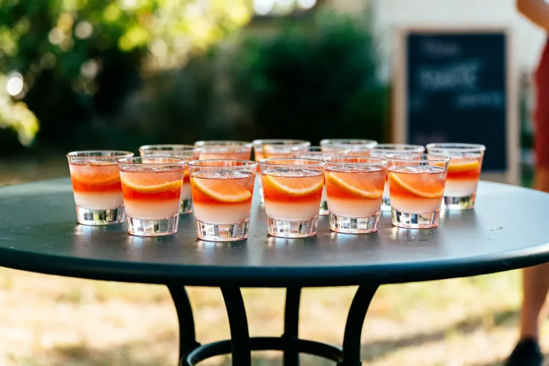 Verres de jello shots et shooters aux agrumes sur une table extérieure