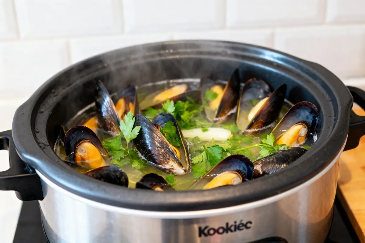 Cuisson de moules dans un appareil Cookeo avec herbes fraîches et bouillon fumant