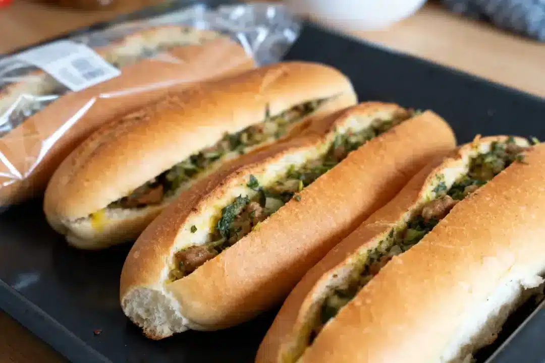 Navettes garnies avec herbes et viande sur plateau peut-on les préparer la veille