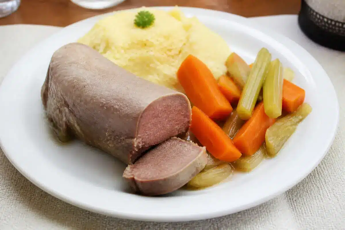 Purée, carottes et céleri : accompagnement idéal pour la langue de bœuf.