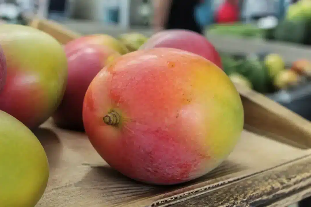 Mangue mûre sur étal de marché comment savoir si une mangue est mûre facilement