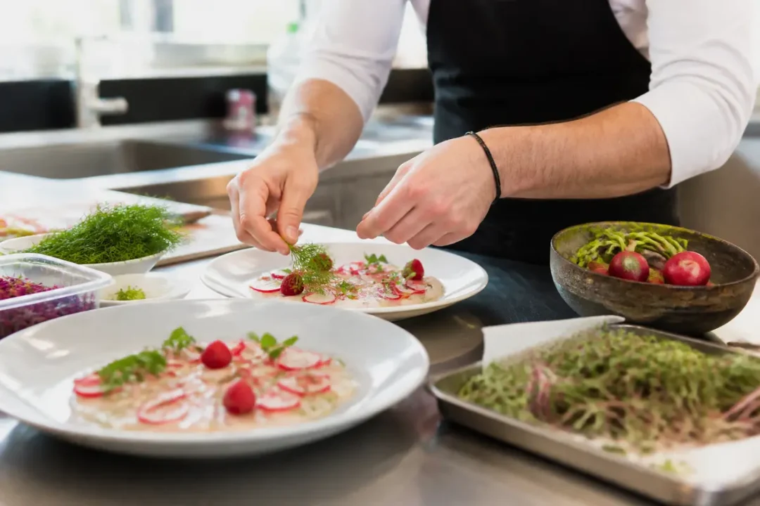 Préparation d'une recette gastronomique facile d’entrée froide avec radis et herbes fraîches