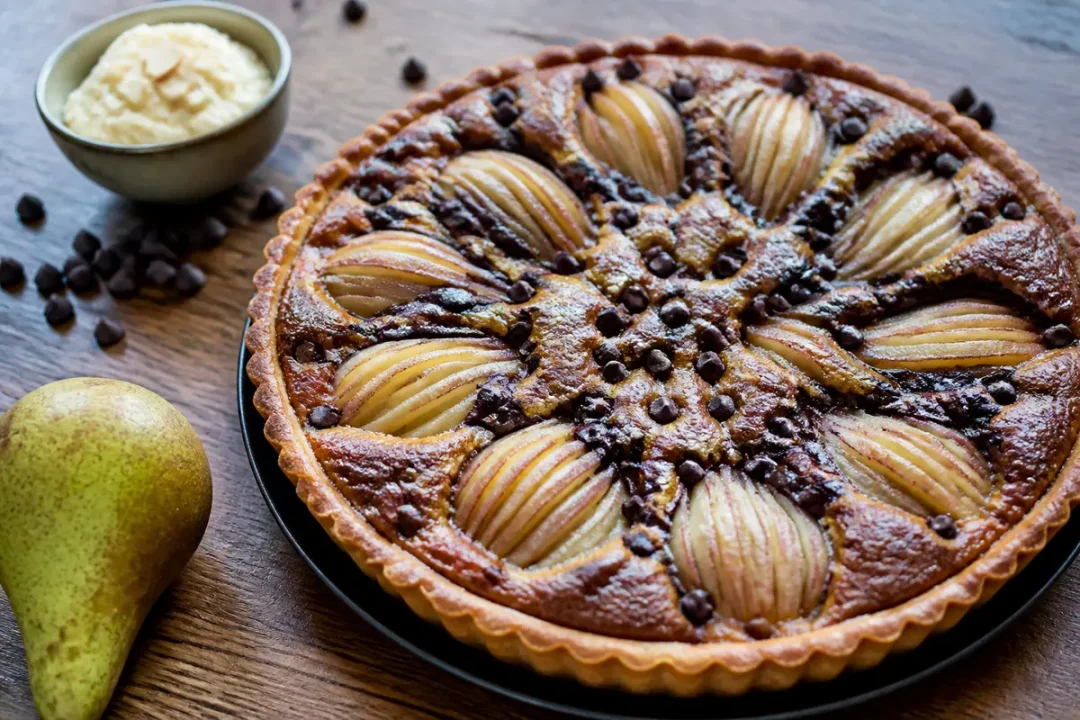 Tarte poire chocolat inspirée par Cyril Lignac garnie de pépites appétissantes et crème d'amande