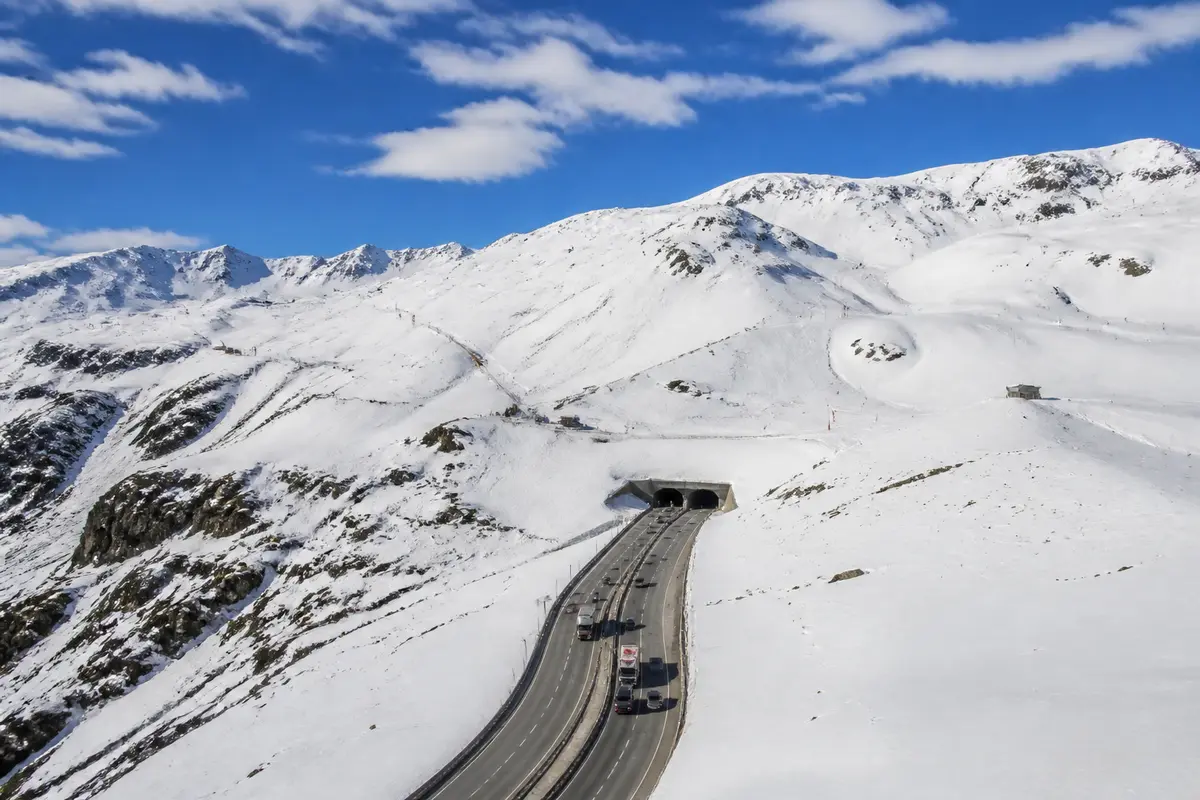 Route enneigée traversant les montagnes vues depuis la webcam du Pas de la Case